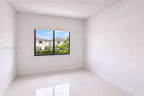 House in Florida City, Florida 5 bedrooms, 176.7 sq.m. № 2087969 - photo 20