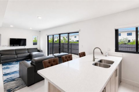 House in Florida City, Florida 5 bedrooms, 176.7 sq.m. № 2087969 - photo 15
