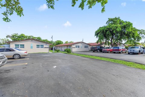 Commercial property in Pompano Beach, Florida 192.49 sq.m. № 2245349 - photo 2