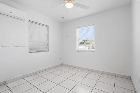 Casa en alquiler en Hialeah, Florida, 4 dormitorios, 110.27 m2 № 1972140 - foto 15