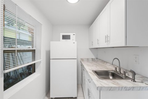 Casa en alquiler en Hialeah, Florida, 4 dormitorios, 110.27 m2 № 1972140 - foto 11