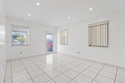 Casa en alquiler en Hialeah, Florida, 4 dormitorios, 110.27 m2 № 1972140 - foto 18