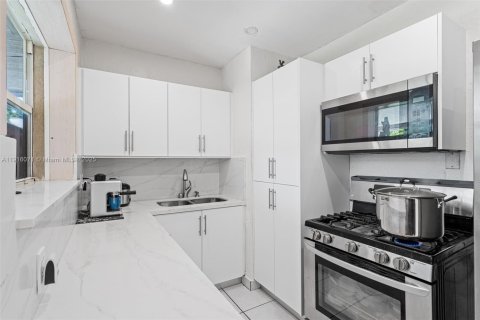 Casa en alquiler en Hialeah, Florida, 4 dormitorios, 110.27 m2 № 1972140 - foto 19