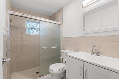 Casa en alquiler en Hialeah, Florida, 4 dormitorios, 110.27 m2 № 1972140 - foto 10