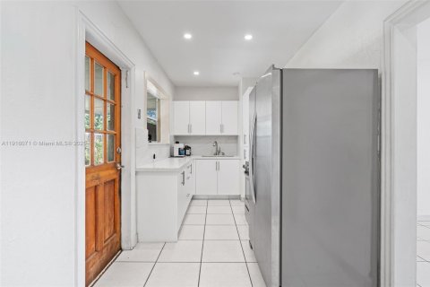 Casa en alquiler en Hialeah, Florida, 4 dormitorios, 110.27 m2 № 1972140 - foto 21