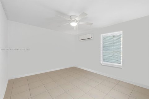 Casa en alquiler en Hialeah, Florida, 4 dormitorios, 110.27 m2 № 1972140 - foto 9