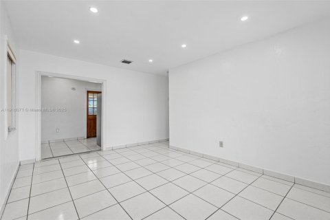 Casa en alquiler en Hialeah, Florida, 4 dormitorios, 110.27 m2 № 1972140 - foto 23