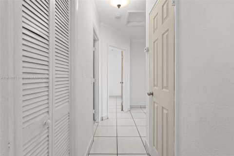 Casa en alquiler en Hialeah, Florida, 4 dormitorios, 110.27 m2 № 1972140 - foto 20