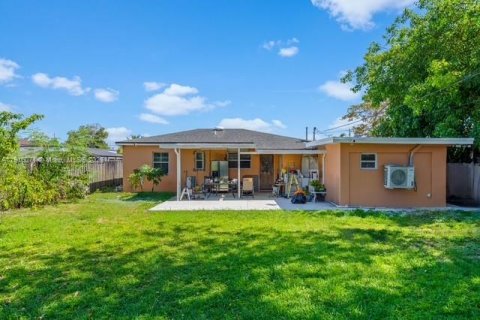 Casa en alquiler en Hialeah, Florida, 4 dormitorios, 110.27 m2 № 1972140 - foto 7