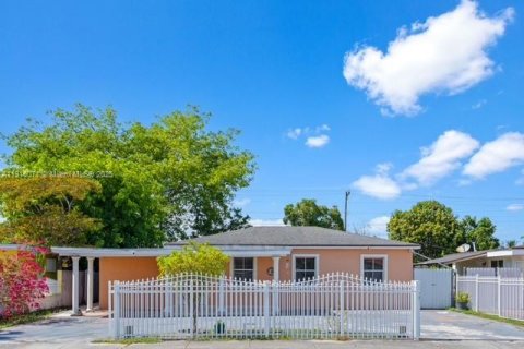 Casa en alquiler en Hialeah, Florida, 4 dormitorios, 110.27 m2 № 1972140 - foto 1