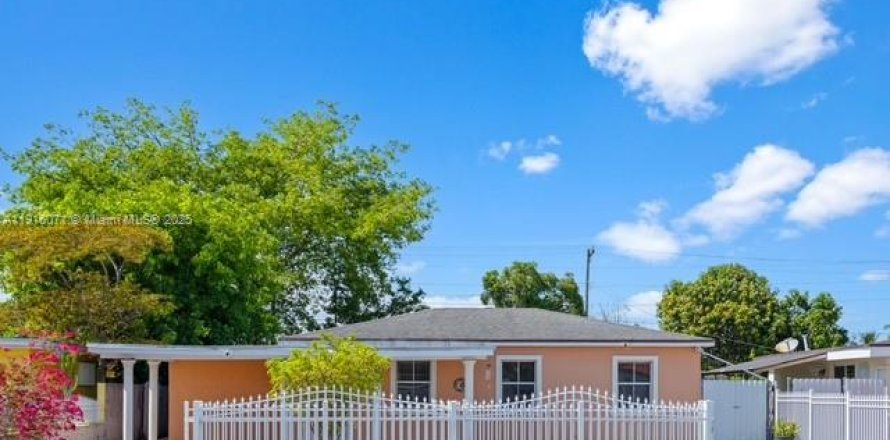 Casa en Hialeah, Florida 4 dormitorios, 110.27 m2 № 1972140