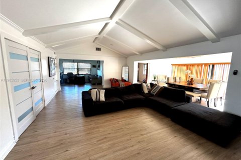 House in Tamarac, Florida 3 bedrooms, 192.59 sq.m. № 2029925 - photo 17