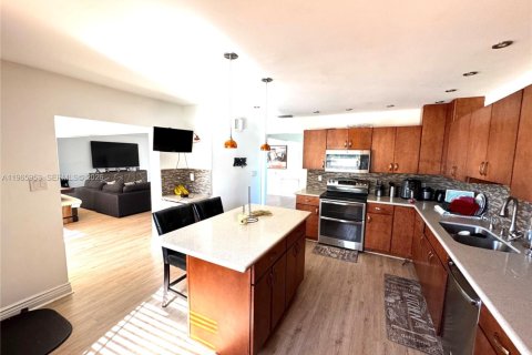 House in Tamarac, Florida 3 bedrooms, 192.59 sq.m. № 2029925 - photo 13