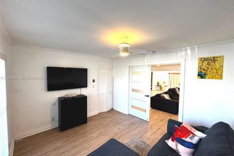 House in Tamarac, Florida 3 bedrooms, 192.59 sq.m. № 2029925 - photo 6