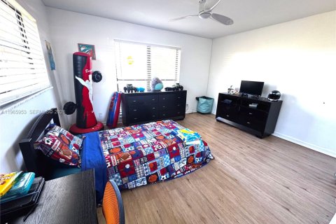 House in Tamarac, Florida 3 bedrooms, 192.59 sq.m. № 2029925 - photo 11