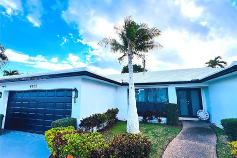 House in Tamarac, Florida 3 bedrooms, 192.59 sq.m. № 2029925