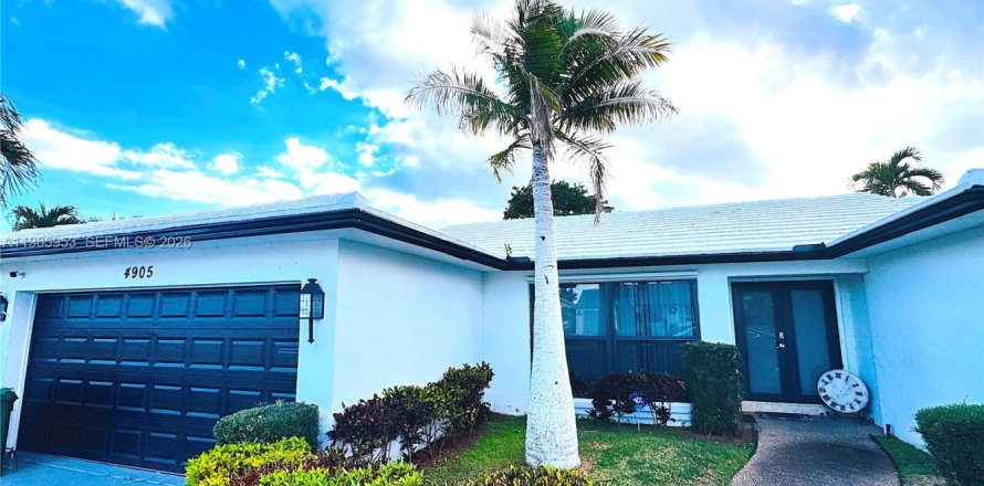 House in Tamarac, Florida 3 bedrooms, 192.59 sq.m. № 2029925