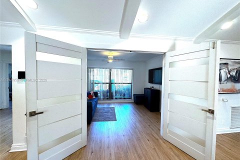 House in Tamarac, Florida 3 bedrooms, 192.59 sq.m. № 2029925 - photo 4