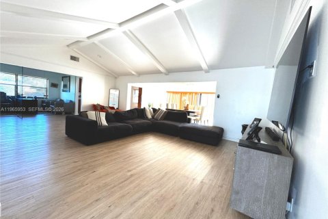 House in Tamarac, Florida 3 bedrooms, 192.59 sq.m. № 2029925 - photo 16