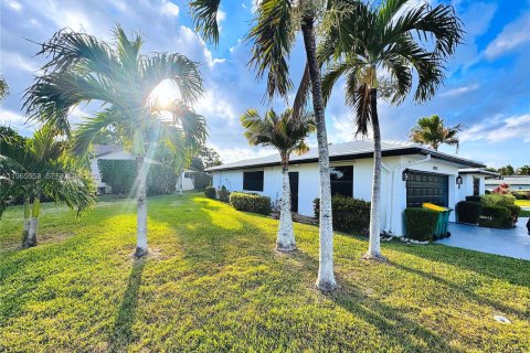 House in Tamarac, Florida 3 bedrooms, 192.59 sq.m. № 2029925 - photo 3