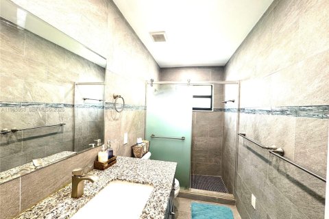 House in Tamarac, Florida 3 bedrooms, 192.59 sq.m. № 2029925 - photo 9