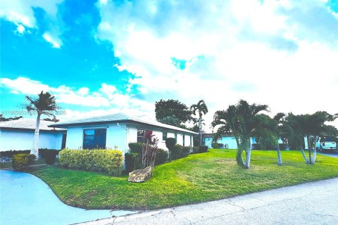 House in Tamarac, Florida 3 bedrooms, 192.59 sq.m. № 2029925 - photo 2