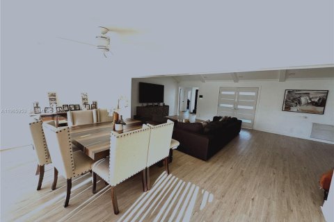 House in Tamarac, Florida 3 bedrooms, 192.59 sq.m. № 2029925 - photo 8