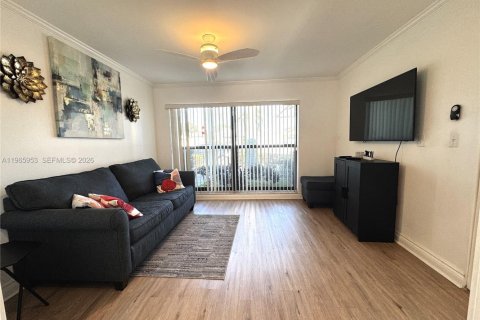 House in Tamarac, Florida 3 bedrooms, 192.59 sq.m. № 2029925 - photo 5