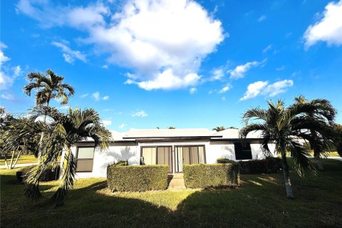 House in Tamarac, Florida 3 bedrooms, 192.59 sq.m. № 2029925 - photo 24