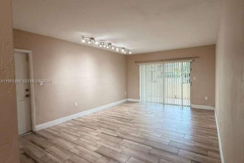 Condo in Miami, Florida, 2 bedrooms  № 2006108 - photo 2