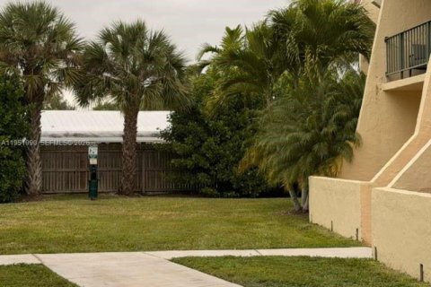 Condo in Miami, Florida, 2 bedrooms  № 2006108 - photo 12