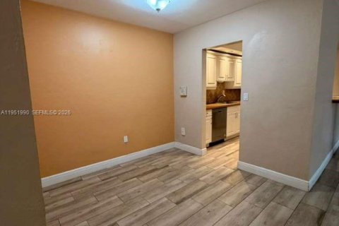 Condo in Miami, Florida, 2 bedrooms  № 2006108 - photo 5