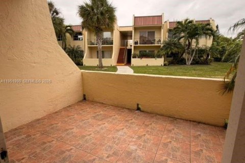 Condo in Miami, Florida, 2 bedrooms  № 2006108 - photo 11