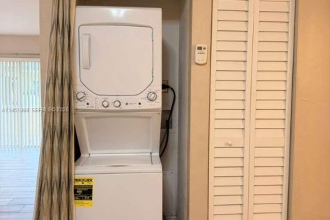 Condo in Miami, Florida, 2 bedrooms  № 2006108 - photo 3