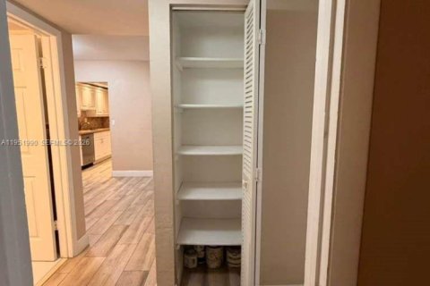 Condo in Miami, Florida, 2 bedrooms  № 2006108 - photo 4