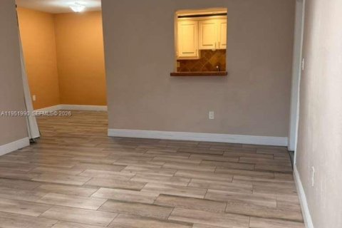 Condo in Miami, Florida, 2 bedrooms  № 2006108 - photo 14