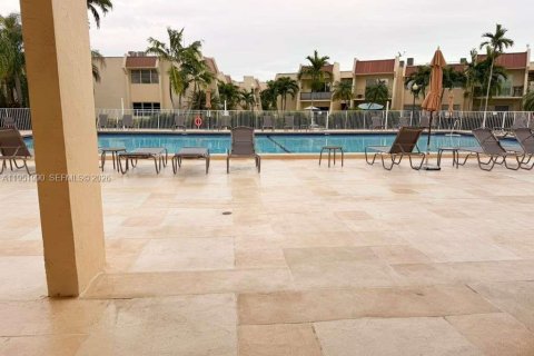 Condo in Miami, Florida, 2 bedrooms  № 2006108 - photo 16