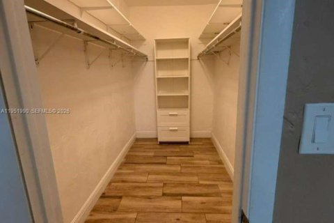 Condo in Miami, Florida, 2 bedrooms  № 2006108 - photo 9