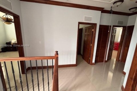 Купить виллу или дом в Майами, Флорида 5 спален, 241.36м2, № 2034216 - фото 11