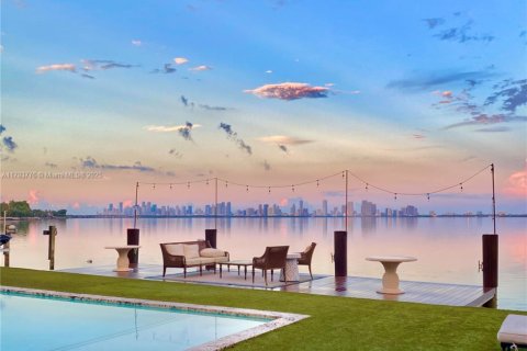 Casa en venta en Miami Beach, Florida, 5 dormitorios, 648.18 m2 № 1959026 - foto 2