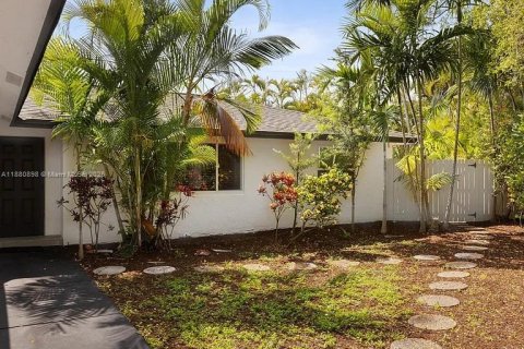 House in Oakland Park, Florida 4 bedrooms, 147.81 sq.m. № 1930687 - photo 1