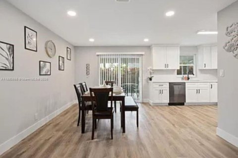 House in Oakland Park, Florida 4 bedrooms, 147.81 sq.m. № 1930687 - photo 4