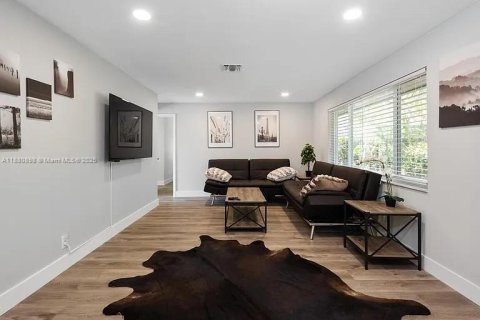 House in Oakland Park, Florida 4 bedrooms, 147.81 sq.m. № 1930687 - photo 3