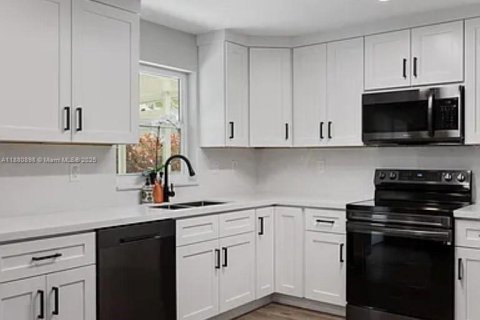 House in Oakland Park, Florida 4 bedrooms, 147.81 sq.m. № 1930687 - photo 6