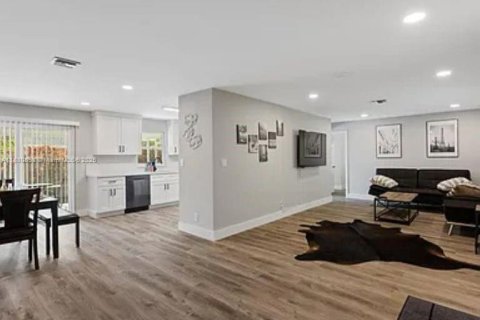 House in Oakland Park, Florida 4 bedrooms, 147.81 sq.m. № 1930687 - photo 2