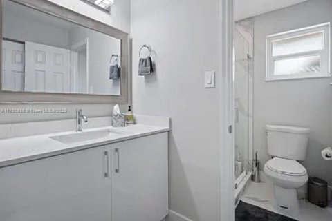 House in Oakland Park, Florida 4 bedrooms, 147.81 sq.m. № 1930687 - photo 12