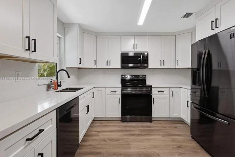 House in Oakland Park, Florida 4 bedrooms, 147.81 sq.m. № 1930687 - photo 5