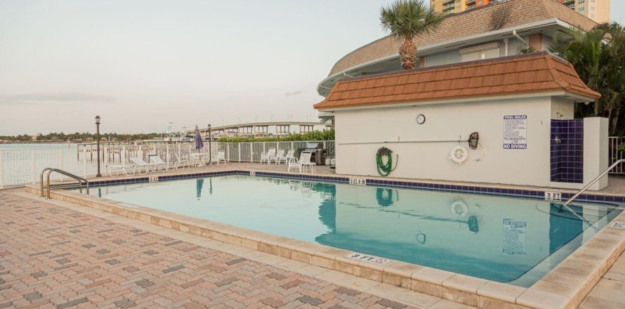Condo in Riviera Beach, Florida, 1 bedroom  № 1142466