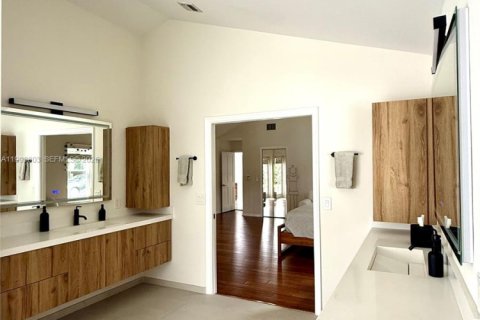 Снять в аренду виллу или дом в Пальметто-Бей, Флорида 4 спальни, 347.36м2, № 2060610 - фото 13