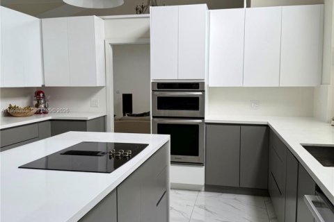 Снять в аренду виллу или дом в Пальметто-Бей, Флорида 4 спальни, 347.36м2, № 2060610 - фото 7